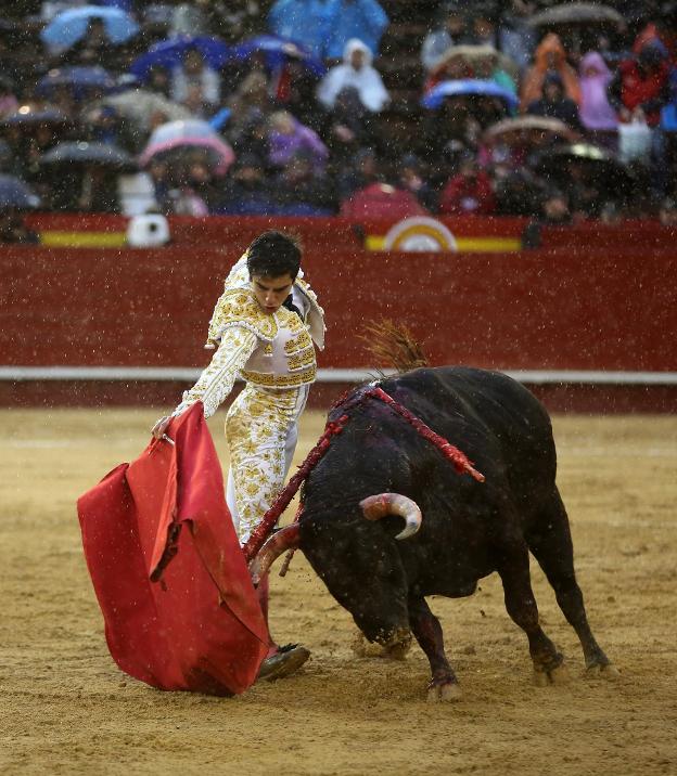 Antonio Ferrera, ayer, en la plaza de toros de Valencia. / txema rodríguez