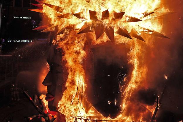 Cremà de la falla municipal./EFE