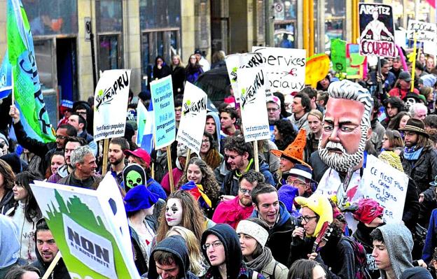 Los médicos de Quebec se muestran indignados en las calles por sus subidas de sueldo, mientras el sistema sanitario se resiente de los recortes. / AFP