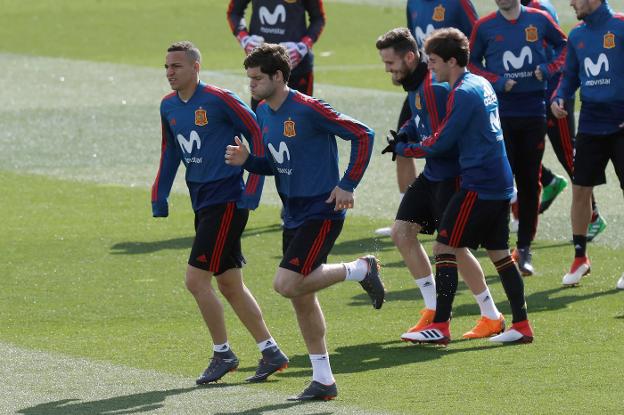Rodrigo, a la izquierda, junto a Marcos Alonso, ayer en Las Rozas. / EFE/Juan Carlos Hidalgo