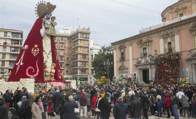 Plaza de la Virgen, ayer llena de visitantes. / DAMIAN TORRES