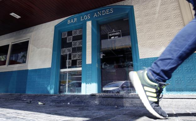 El establecimiento cercano a las Urgencias del Clínico en el que se ha producido el incendio./I. Marsilla