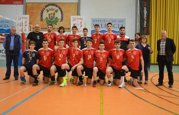 El equipo masculino del Xàtiva Voleibol que ganó en 2017. / lp