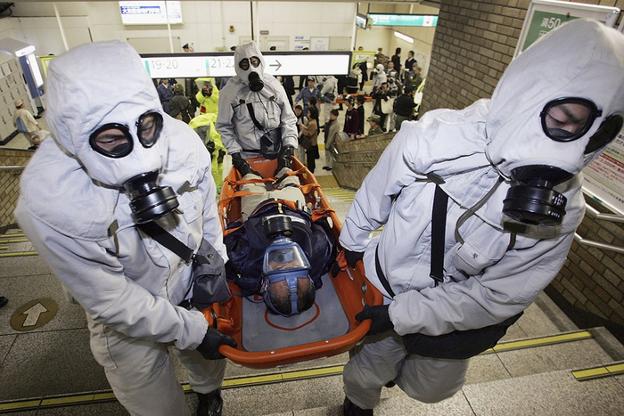 Las asistencias retiran a una de las víctimas del ataque con gas sarín en el metro de Tokio en 1995. / r. c.