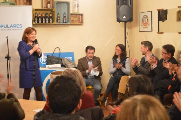 Isabel Bonig durante su intervención, arropada por Castelló, Palomares, Soler y Barber. / lp