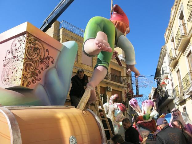 Los artistas ultiman el montaje de una falla en Turís. / lp
