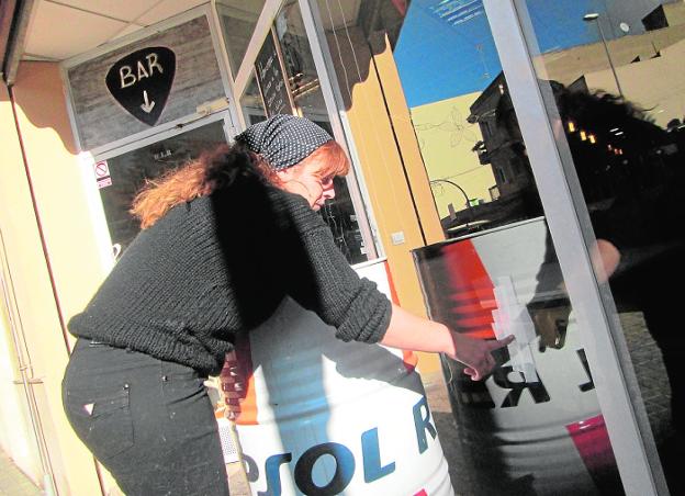 Ruth, la dueña del bar, muestra un impacto de bala. / J. A. M.