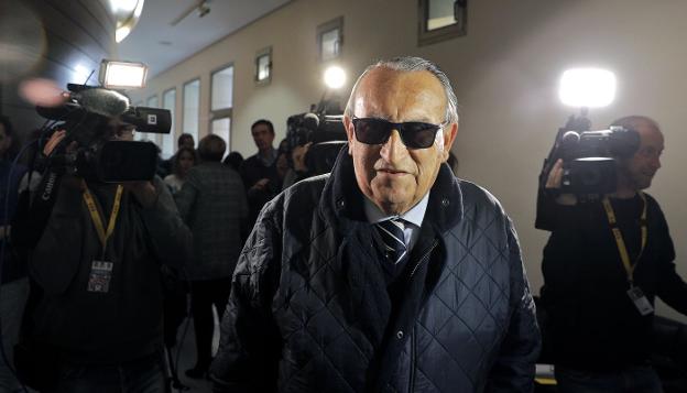 Carlos Fabra, ayer en Les Corts. / EFE
