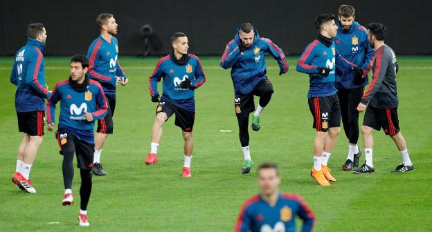 Parejo, en primer plano, durante el entrenamiento de ayer en Dusseldorf. / efe