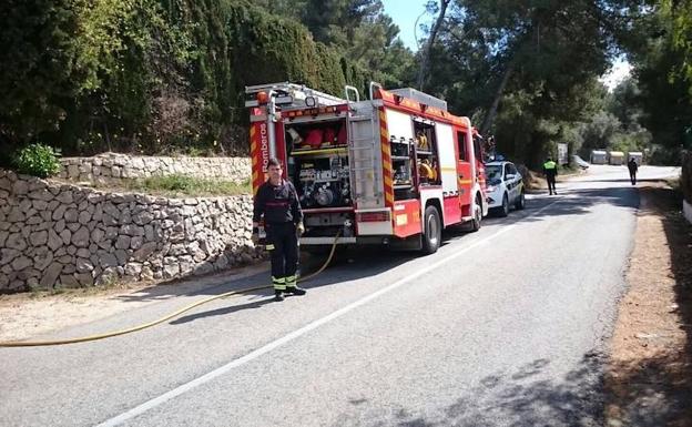 El viento moviliza a toda la unidad de bomberos de Dénia por un incendio de un seto en Xàbia