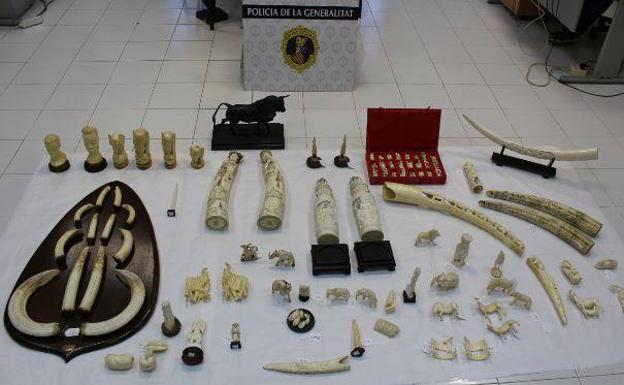 Intervienen 94 piezas de marfil talladas y una escultura de bronce falsa de Benlliure