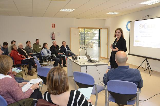 Los miembros del Observatorio del Agua durante el taller. / LP