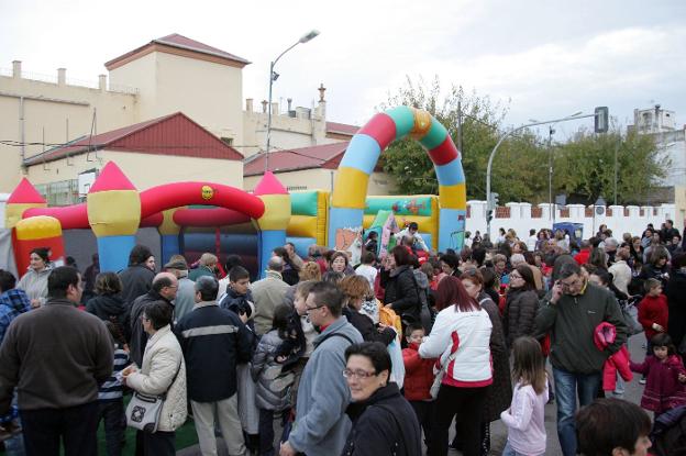 Uno de los actos reivindicativos realizado a las puertas del centro. / lp