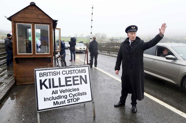 ¡STOP!. Manifestantes ataviados como policía de fronteras instalan una falsa aduana en la localidad de Killeen en una protesta contra las consecuencias del 'Brexit'. / p. Faith/Afp