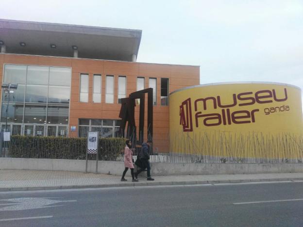 La fachada principal del edificio cultural cuya hipoteca ha asumido el Ayuntamiento de Gandia. / Leyla Gallego