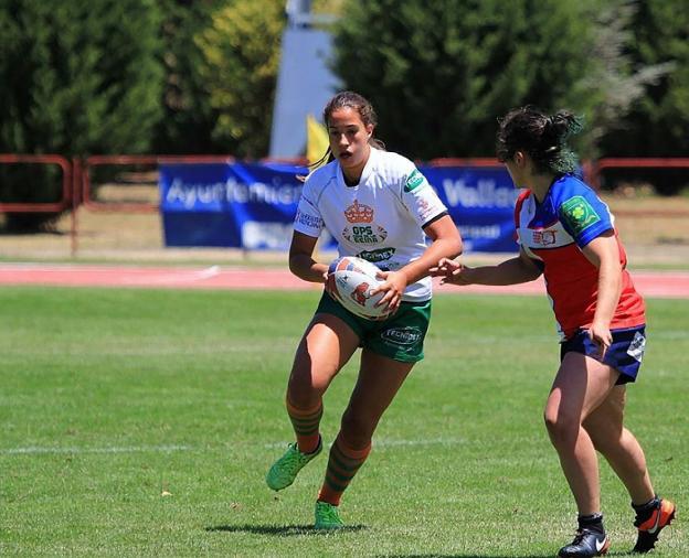 María Calvo avanza con el balón durante un partido del Tecnidex. / luz fierro
