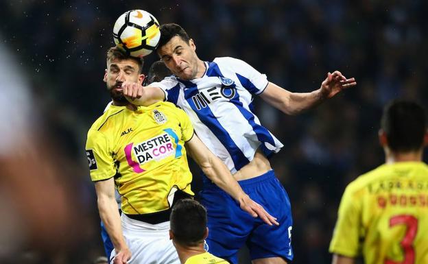 Marcano lucha con un jugador del Boavista./EFE