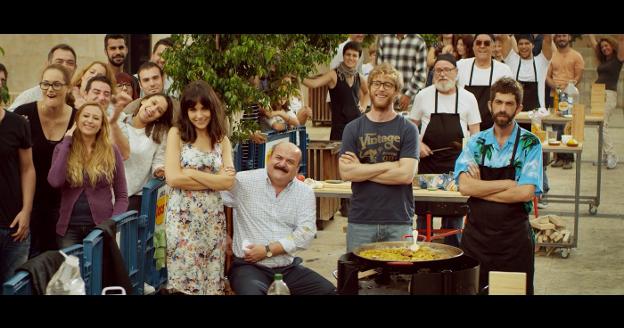Los protagonistas de 'Paella Today', en una escena de la película. / lp
