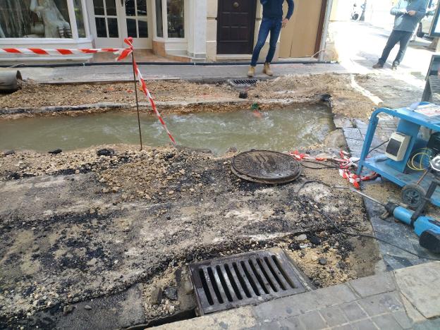 Las obras de la calle Sandunga, que ayer por la tarde se convirtieron en un pequeño río. / B. Ortolà