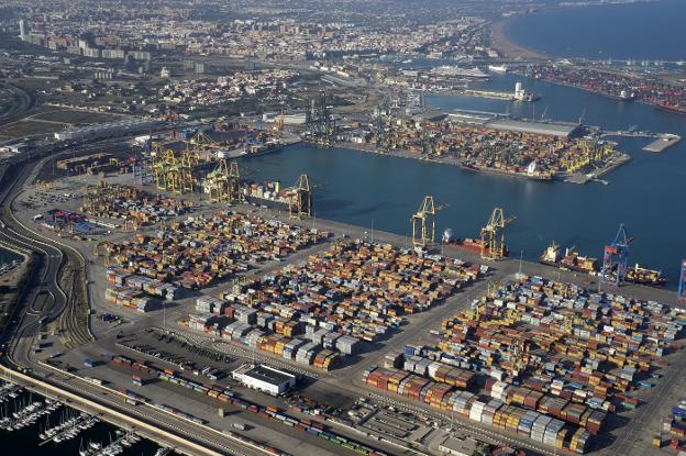 Vista aérea del Puerto de Valencia. / LP