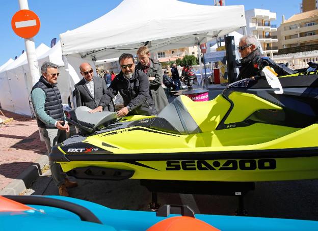 El alcalde de Xàbia, José Chulvi, durante su visita al Sea Weekend. / LP