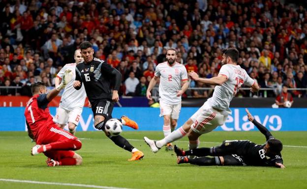 Diego Costa, en el momento de marcar su gol a Argentina. /Reuters