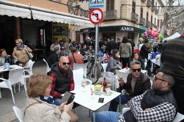 Las terrazas del inicio del calle Marqués de Campo, en Dénia, llenas durante las pasadas fiestas josefinas. / Tino Calvo