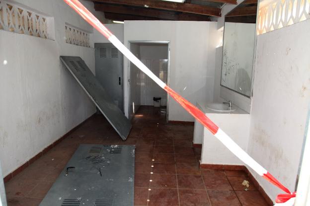 Las dos puertas de los baños que han sido arrancadas. / Tino Calvo