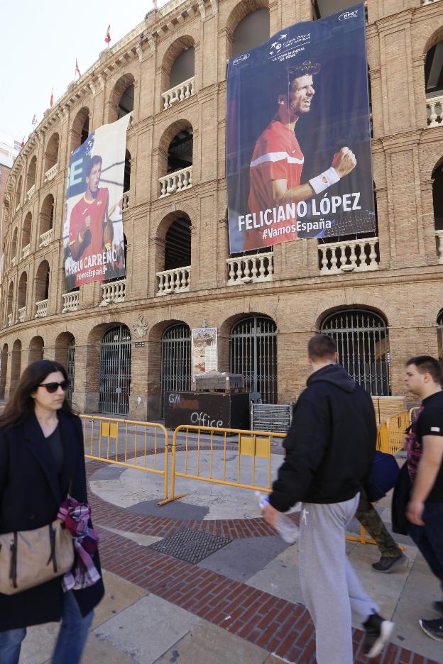 Carteles con los españoles que jugarán en Valencia. / m. molines