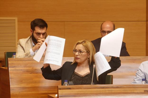 Contelles muestra al presidente de la Diputación el informe fantasma de Divalterra y el posterior del 14 de febrero. / manuel molines