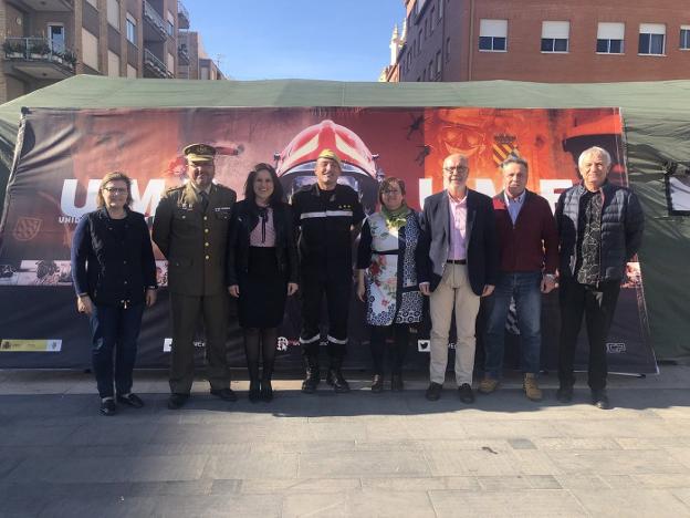 Autoridades y militares, durante la celebración. / lp