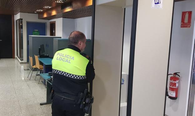 Un policía junto al arco de seguridad. / lp
