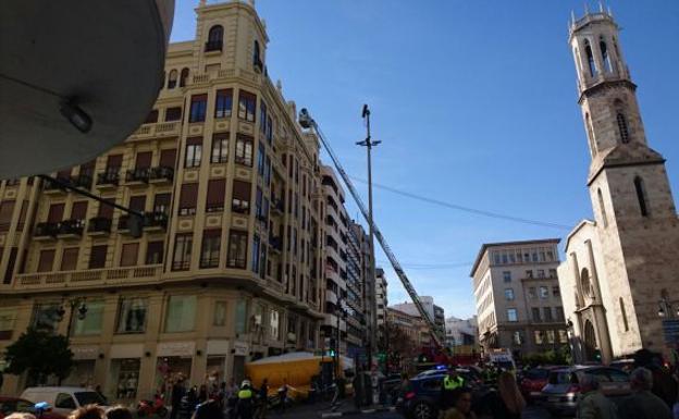 Los bomberos desplegaron una grúa hasta donde se encontraba el hombre y colocaron una colchoneta en la calle./LP