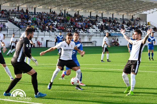 Jugadores del Ontinyent en un partido disputado en el Clariano. / f. a. c.