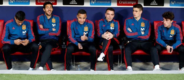 Parejo y Rodrigo, en el banquillo del Wanda antes del España-Argentina. / EFE/Mariscal