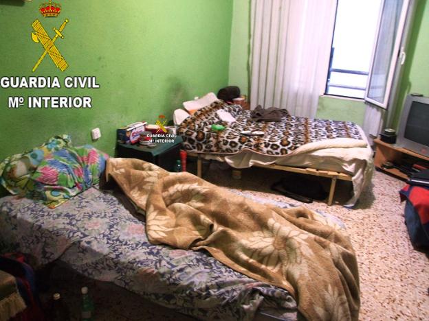 Una de las habitaciones donde dormían varias víctimas. / guardia civil