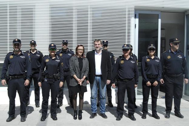 La diputada, el alcalde y los agentes. / lp