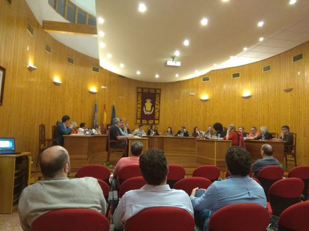 El pleno debate la moción sobre el festival de paellas, ayer. / lp