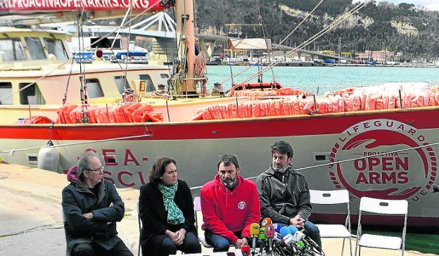 Serrat, Colau y Villacampa arropan al fundador de la ONG Proactiva, Òscar Camps. / Lluis Gene