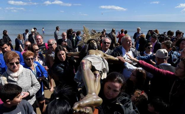Cristo del Salvador y del Amparo en la playa del Cabanyal./Jesús Signes