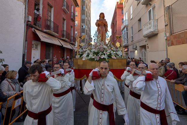 Un grupo de porteadores lleva una imagen en el Santo Entierro de Gandia. / natxo francés