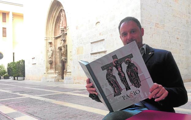 Ignacio Moreno, coordinador del Passio, junto a la Colegiata. / ó.d.