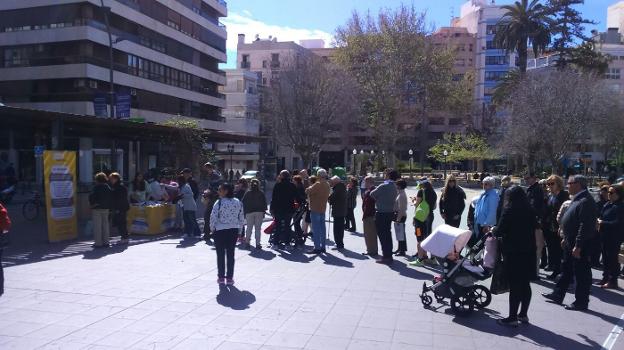 Personas esperando para firmar la Iniciativa Legislativa Popular, ayer en Alicante. / lp