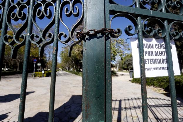 El Jardín de Viveros, cerrado ayer al público debido a las fuertes rachas de viento en Valencia. / jesús signes