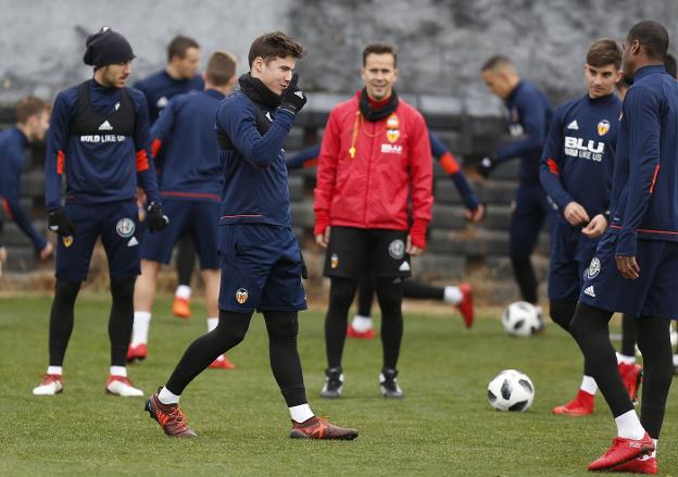 Santi Mina, en el centro de la imagen, vuelve a la convocatoria tras su lesión./JESÚS SIGNES