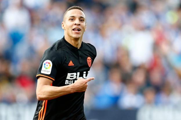 Rodrigo, tras anotar el gol del triunfo del Valencia en Butarque. / AFP PHOTO/BENJAMIN CREMEL