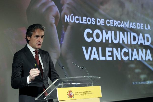 El ministro De la Serna, en una visita a Valencia. / irene marsilla