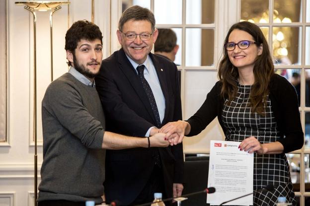 Antonio Estañ, secretario general de Podemos, junto al presidente Ximo Puig y la vicepresidenta Mónica Oltra. / Efe/Biel aliño