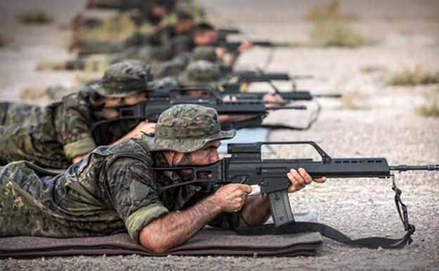 Dos boinas verdes que actualmente prestan servicio en el Mando de Operaciones Especiales (MOE), en Alicante. /Á. Domínguez