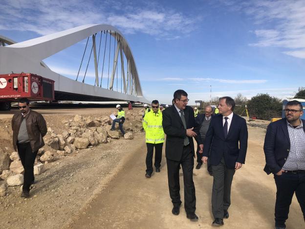 El delegado del Gobierno, en una reciente visita a Cullera. / lp